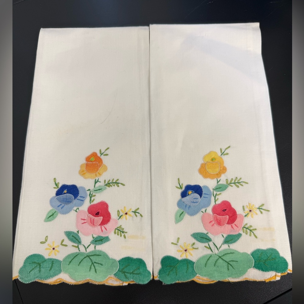 Vintage guest tea towels Embroidered Appliqué Floral Cotton Tea Towels Set of 2